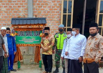 Chairman of the Indragiri Hilir Regional People’s Representative Council Inaugurates the Darul Islam Surau in Talang Jangkang Village