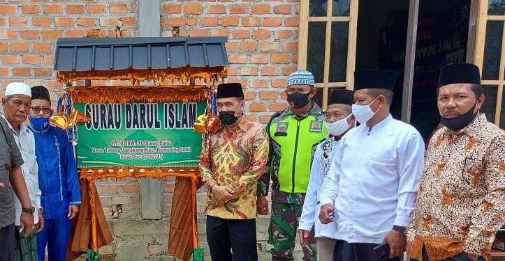 Chairman of the Indragiri Hilir Regional People’s Representative Council Inaugurates the Darul Islam Surau in Talang Jangkang Village
