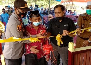 The Chairman of Regional House of Representatives of Indragiri Hilir and the Head of Sector Police Inaugurate Houses for Koran Teachers