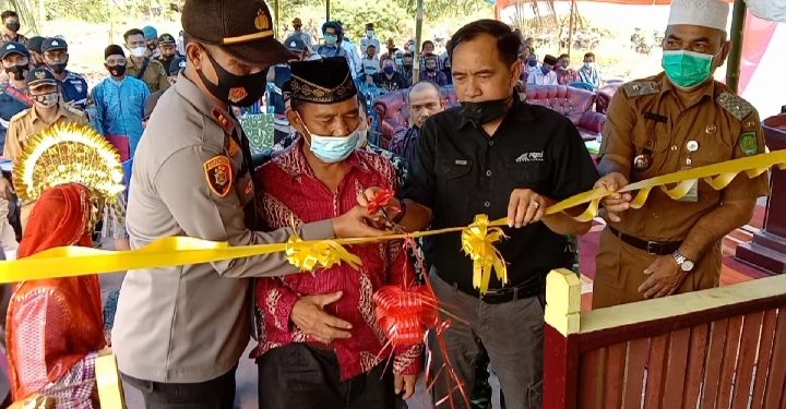 The Chairman of Regional House of Representatives of Indragiri Hilir and the Head of Sector Police Inaugurate Houses for Koran Teachers
