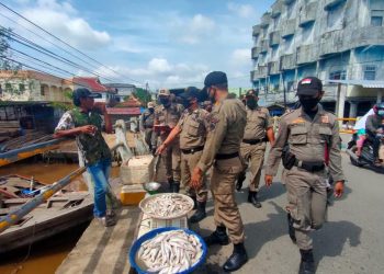 Civil Service Police Unit of Indragiri Hilir Continues to Control the  Street Vendors