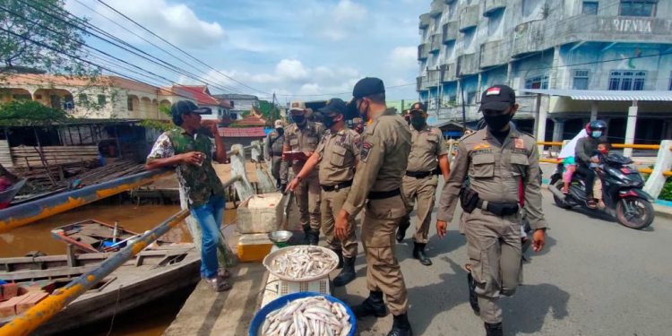 Civil Service Police Unit of Indragiri Hilir Continues to Control the Street Vendors