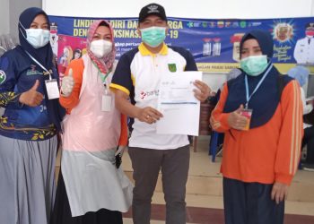 Employees of the Indragiri Hilir Trade and Industry Service Receive the First Stage of Vaccination