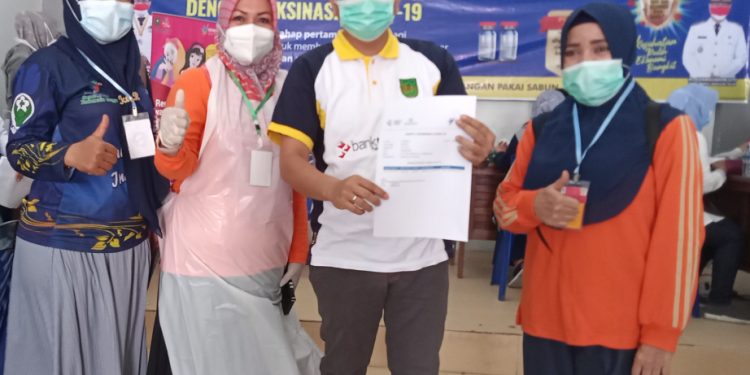 Employees of the Indragiri Hilir Trade and Industry Service Receive the First Stage of Vaccination