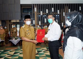 At Least, 144 of the Government Employee Decree With a Work Agreement has Received by the Regent of Indragiri Hilir