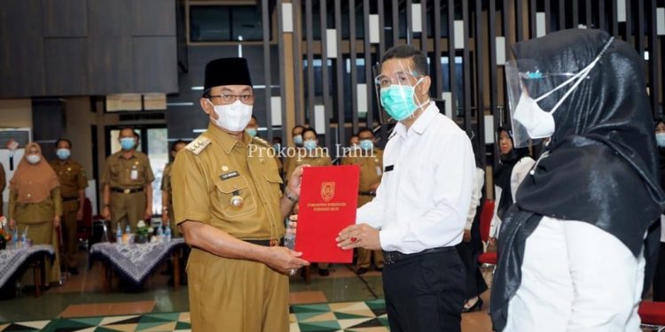At Least, 144 of the Government Employee Decree With a Work Agreement has Received by the Regent of Indragiri Hilir