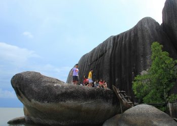 Admire the Magnificence of the Granite Stones on the Belinyu Stone Wall Beach