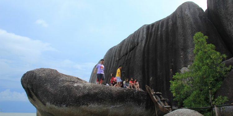 Admire the Magnificence of the Granite Stones on the Belinyu Stone Wall Beach