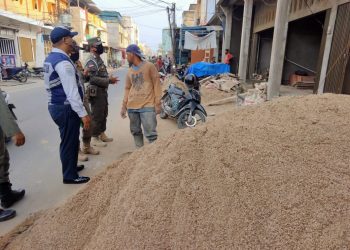 To Enforce Their Control, the Civil Service Police Unit of Indragiri HIlir Admonishes the Material Owners who Use the Roads