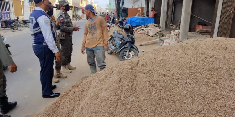 To Enforce Their Control, the Civil Service Police Unit of Indragiri HIlir Admonishes the Material Owners who Use the Roads