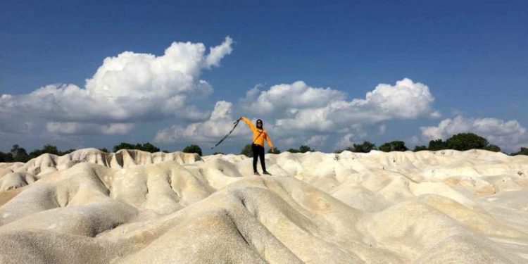 The Beauty of Telaga Biru Desert in Bintan, Feels Like in the Middle East