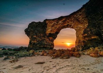 Mbawana Beach, Mesmerizing with Its Charming Stone Cliffs