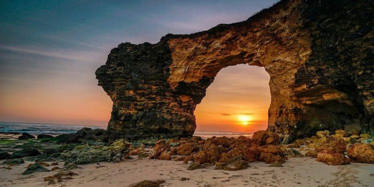 Mbawana Beach, Mesmerizing with Its Charming Stone Cliffs