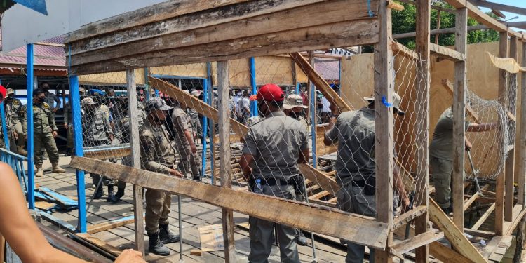 Illegal Building on the Indragiri River Demolished