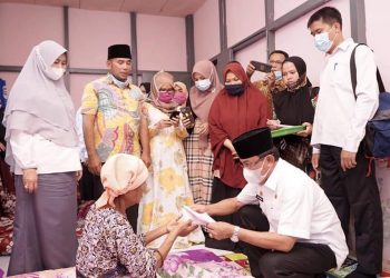 The Regent of Indragiri Hilir visits the Elderly Pondok Bhakti Foundation