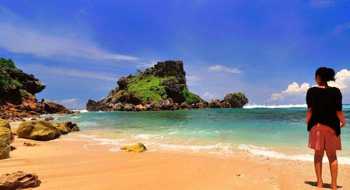Enjoying the Beauty of Nglambor Beach, the Aquarium in the Universe Guarded by a Pair of Giant Turtles