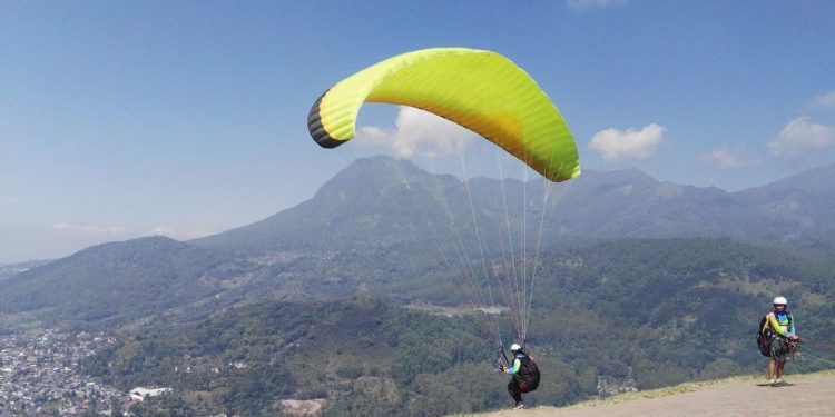 Enjoying Batu Malang View from Paragliding Area