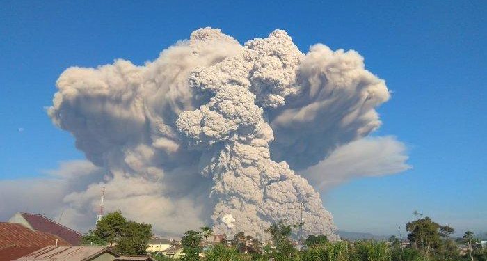 Again, Mount Sinabung Spewed a Massive 5-kilometer-High Ash Column This Morning