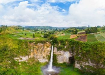 The Magnificent of Sipiso-piso Waterfall