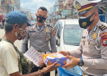 The Blessed Friday Program, Indragiri Hilir Resort Police Share Food With the Community