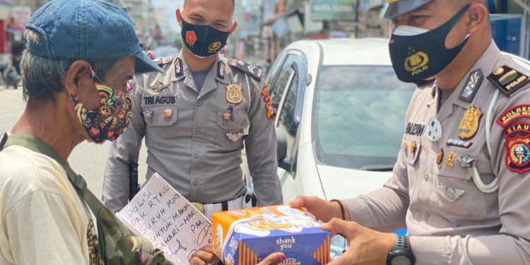 The Blessed Friday Program, Indragiri Hilir Resort Police Share Food With the Community