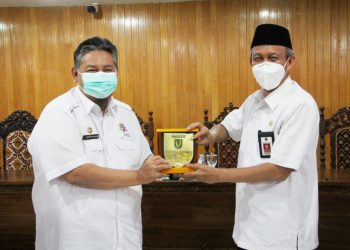 Indragiri HIlir Regency Government Receives an Award from the State Electricity Company