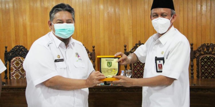 Indragiri HIlir Regency Government Receives an Award from the State Electricity Company