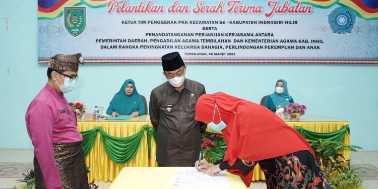 The Regent of Indragiri Hilir Signs MoU of Integrated Itsbat Session With the Religious Court and Ministry of Religion
