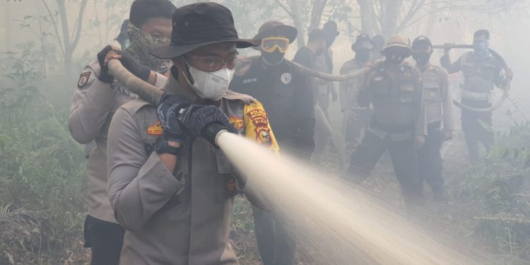 To Extinguishing the Fire, the Police Chief of Indragiri Hilir Stay in the Forest for Two Days