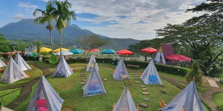 Gubuk Paddi, a Cafe in the Middle of a Rice Field in Mojokerto – Indonesia