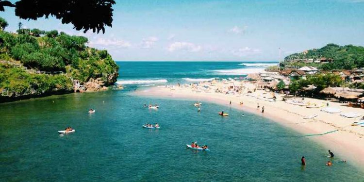 Drini Beach, a Quiet Beach with Coral Islands