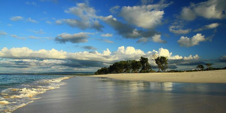 Londa Lima Beach, Beautiful White Sand that Blends With Calm Seawater