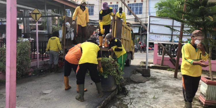 With the Resort Police, the Environmental and Sanitation Service of Indragiri Hilir Carry Out Mutual Cooperation