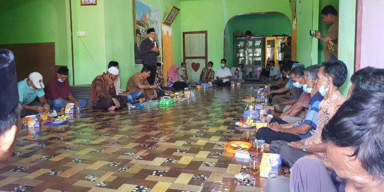Absorbing the People’s Aspirations, the Chairman of the Regional People’s Representative Council of Indragiri Hilir Regency Holds a Recess in Kabong Bay