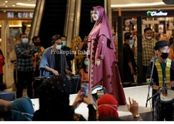 Promote Indragiri Hilir’s Typical Batik, Zulaikhah Wardan Appears at the Riau International Fashion Festival 2021