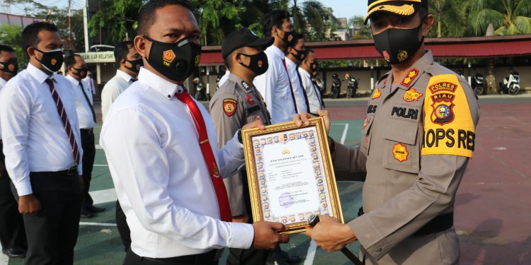 Resolve Cases, The Indragiri Hilir Police Chief Gives Awards
