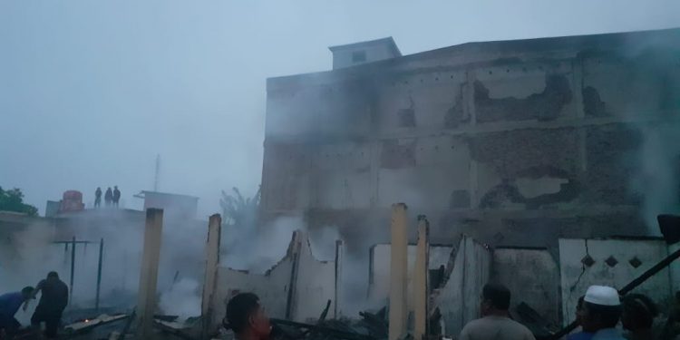 8 Residents’ Houses in Keritang Burnt, 1 Resident Experience Burns