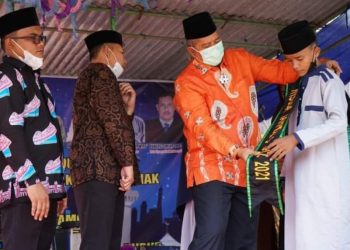 The Regent of Siak Graduated 45 Santri at the Amanah Tarbiyah Islamiyyah Islamic Boarding School Sabak Auh Siak