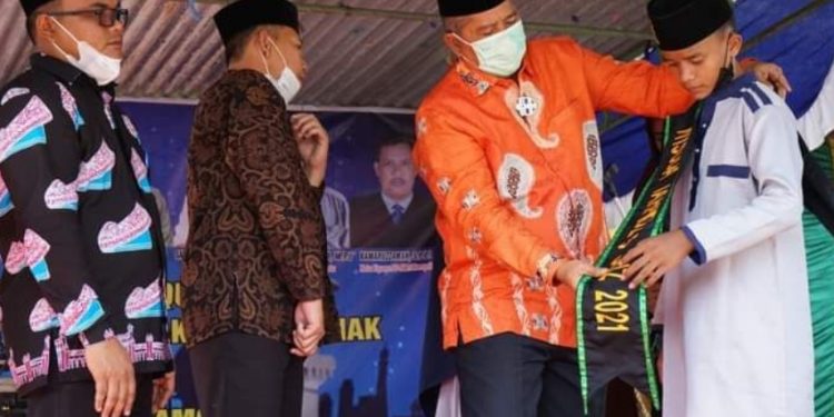 The Regent of Siak Graduated 45 Santri at the Amanah Tarbiyah Islamiyyah Islamic Boarding School Sabak Auh Siak