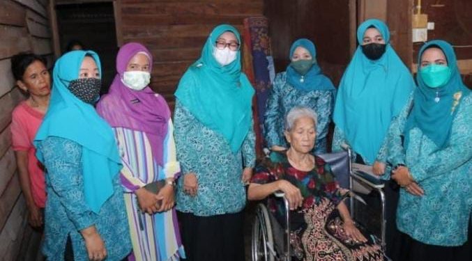 The Empowerment and Family Welfare Team of Siak District Distributes Staple Food For Dhuafa People in Minas