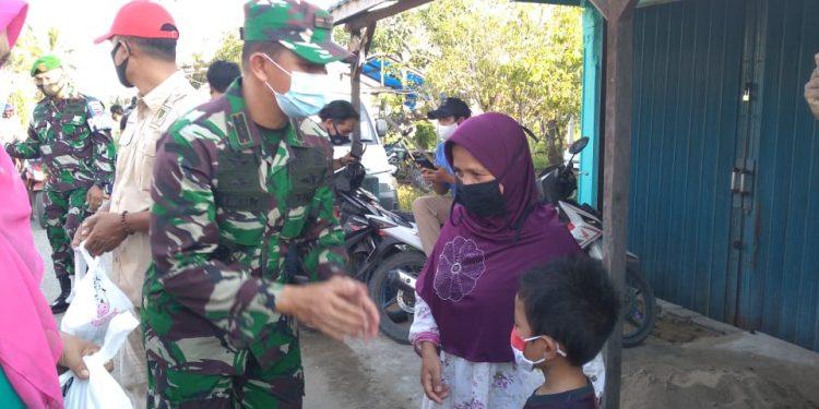 Dandim Indragiri Hilir and the Vioni Brothers Foundation Share Takjil on Kartini Day