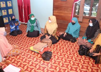Head of Siak Family Welfare Empowerment, Rasidah Alfedri Distributes Basic Food Aid at Koto Gasib