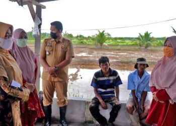 The Head of Family Welfare Empowerment of Siak Regency, Rasidah Alfedri Distributes Basic Food Aid at Koto Gasib