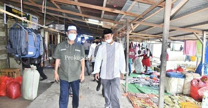 While Hold a Ramadan Safari to Sapat, Deputy Regent of Indragiri Hilir Observes Markets and Ports