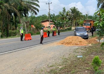 Prevent the Homecoming Activities, Resort Police of Indragiri Hilir Block the Riau-Jambi Border