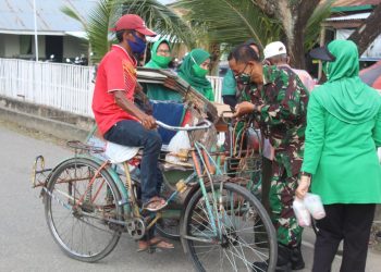 Ramadan Blessings, Persit Women Share Takjil in front of Indragiri Hilir’s Headquarters