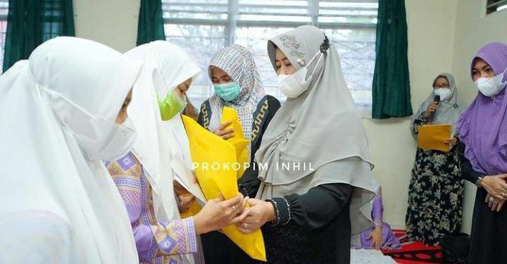 Carrying Out of Pesantren Kilat, Zulikhah Wardan Provides Basic Food Aid