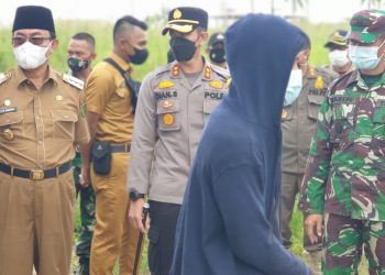 Violating the Health Protocol, Residents Asked to Clean the Cemetery Directly Supervised by the Regent of Indragiri Hilir