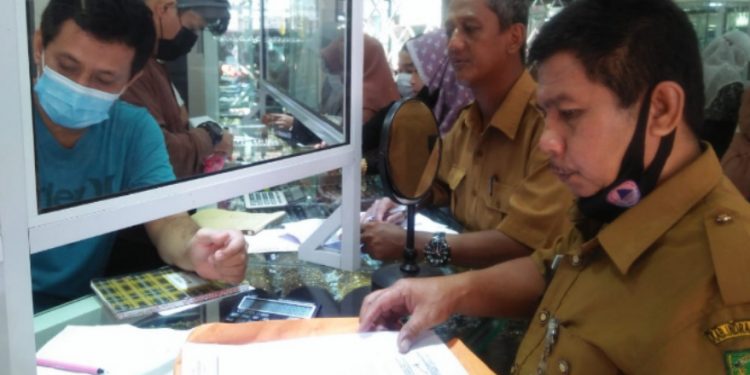 Ensure Accuracy of Traders’ Scales, Trade and Industry Service of Indragiri Hilir District Carry Out Data Collection on Services and Supervision of UTTP Equipment