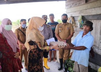 Caring for the Victims of Flood in the Mandau River, the Empowering Family Welfare in Siak Regency Gives Aid